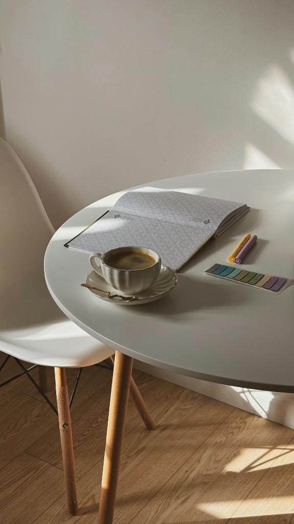 Mesa con un café y una libreta abierta: ambiente de calma para empezar terapia